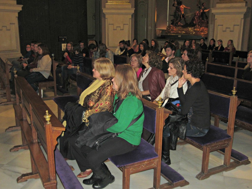 Grupo visitante en la Iglesia de Jesús