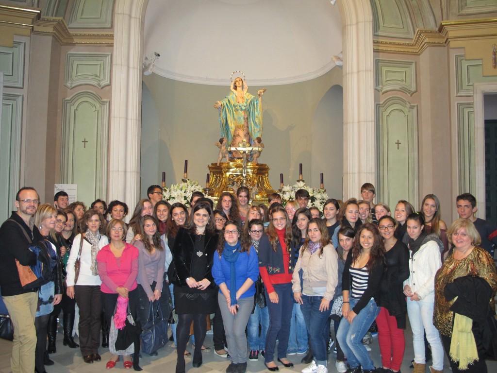 Todo el grupo visitante junto a la Directora del Museo Salzillo