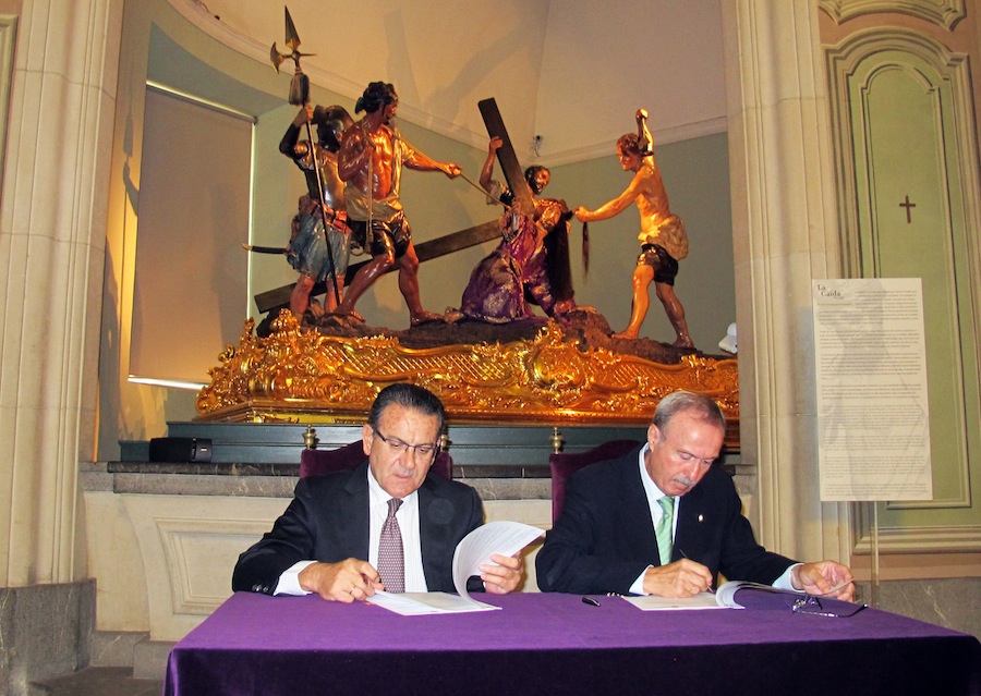 Patricio Valverde y Antonio Gómez Fayrén en la firma del convenio Museo Salzillo-Iberdrola