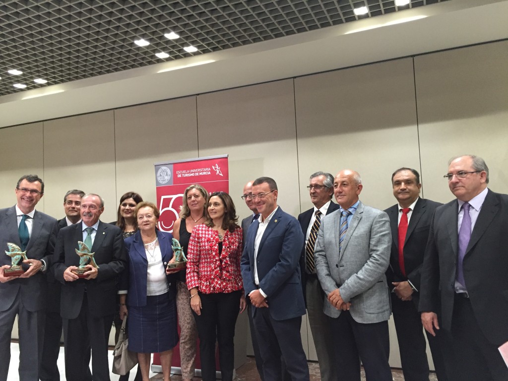 Foto de familia de los premiados en "Palomas del Turismo"