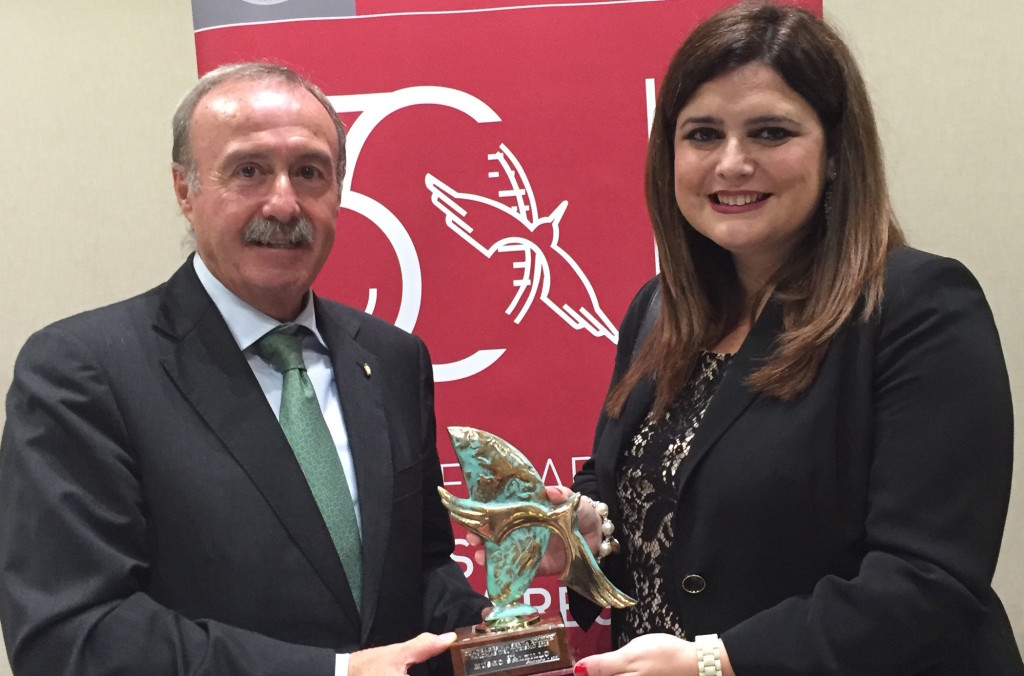 Antonio Gómez Fayren y María Teresa Marín recogiendo el galardón