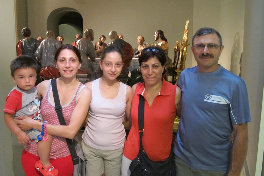 Familia italiana apellidada Salzillo visita el Museo