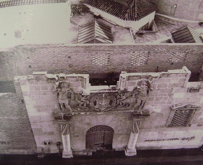 Instalación de la fachada del Palacio Riquelme en el Museo Salzillo en la década de los setenta del siglo XX