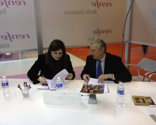 Firma del convenio entre a directora del museo, María Teresa Marín Torres y el presidente de Renfe Julio Gómez-Pomar Rodriguez