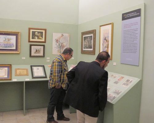 Visitantes en la exposición 250 aniversario de el Prendimiento y la Santa Cena
