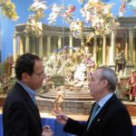 D. Miguel Ángel Cámara y D. Antonio Gómez Fayrén ante el Belén Napolitano