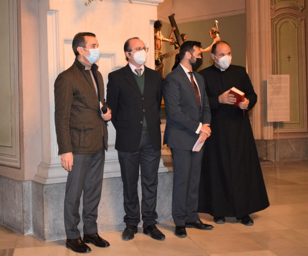 Un instante de la presentación y bendición del belén de Ramón Cuenca