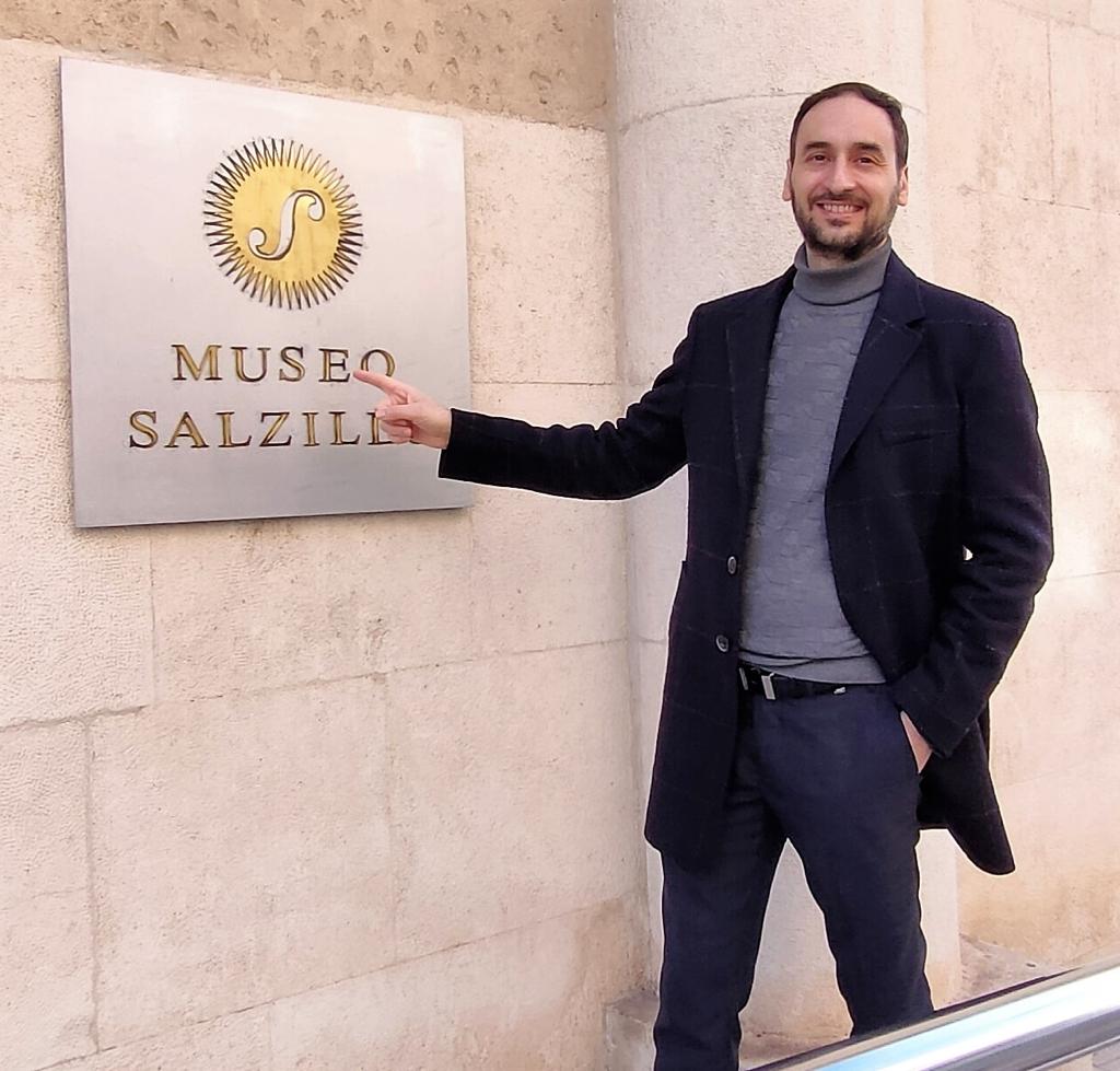 Raffaele Aveta en la entrada del Museo Salzillo