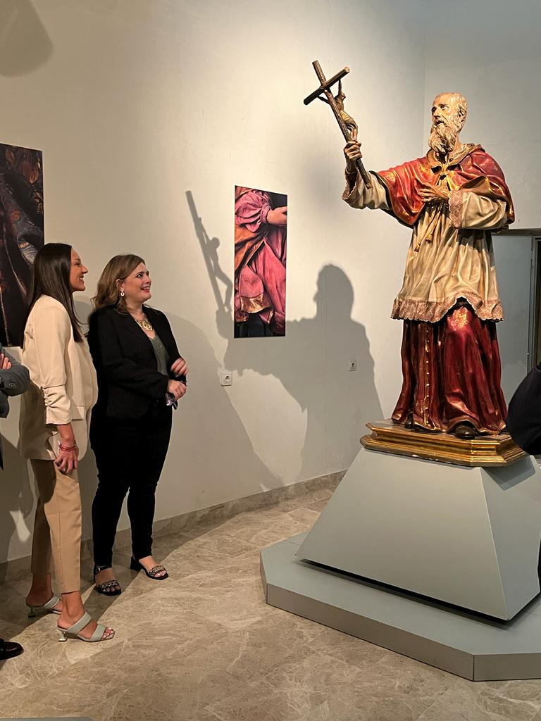 Carmen María Conesa y María Teresa Marín, admirando la obra de San Eloy